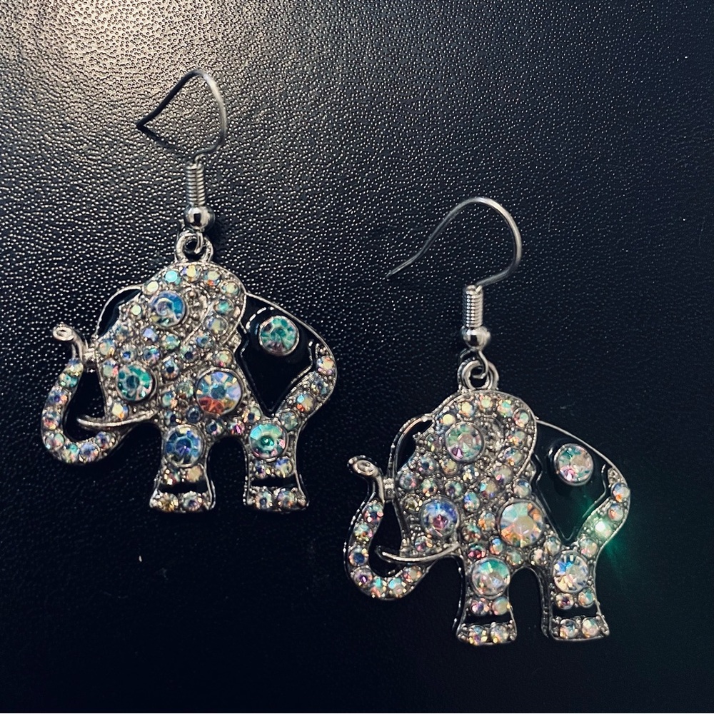 💖 Silver Elephant Crystal Earrings NEW